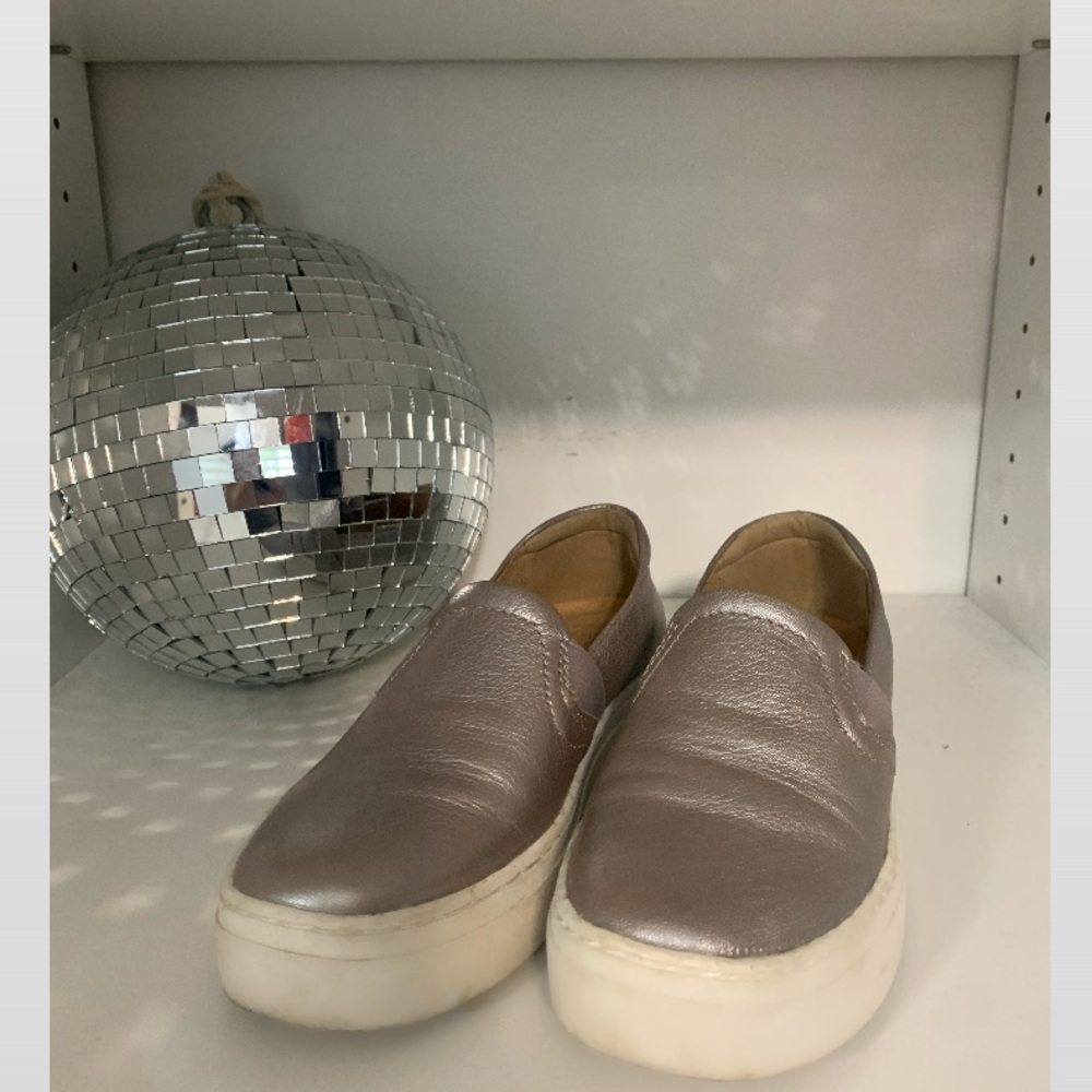 NATURALIZER SILVER SLIDES🛸
